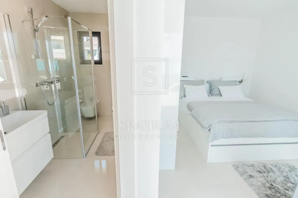 opatija, novogradnja s dva troetažna stana i krovnim bazenima - slika 25