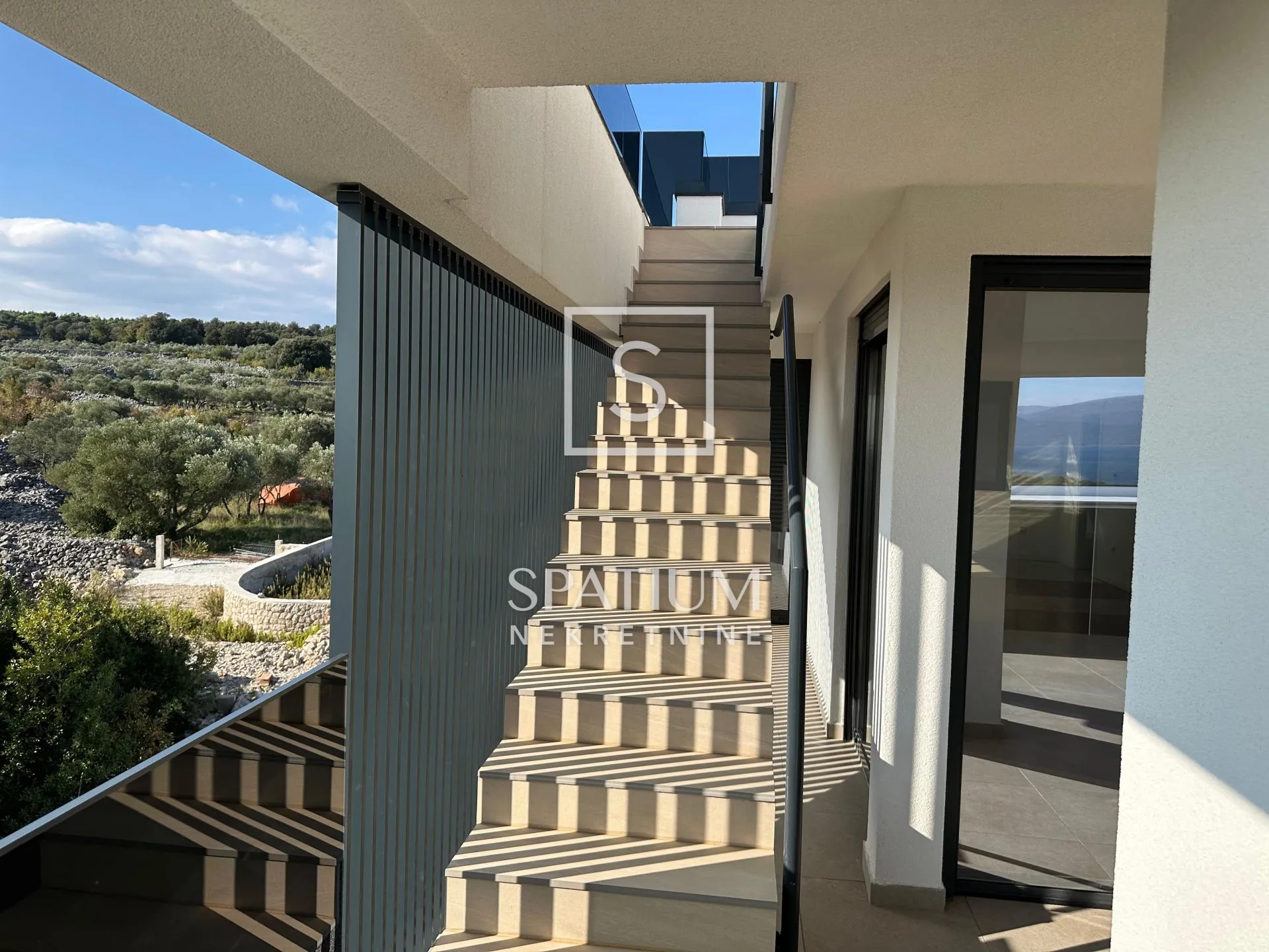 otok krk, grad krk, luksuzni dvoetažni apartman s bazenom - slika 14
