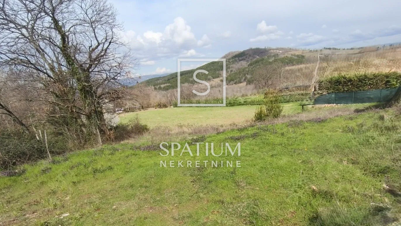 Motovun, Građevinsko Zemljište 612 M² - Karojba