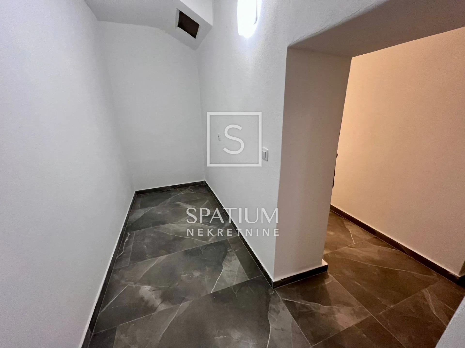 opatija, adaptirani trosoban stan - slika 26