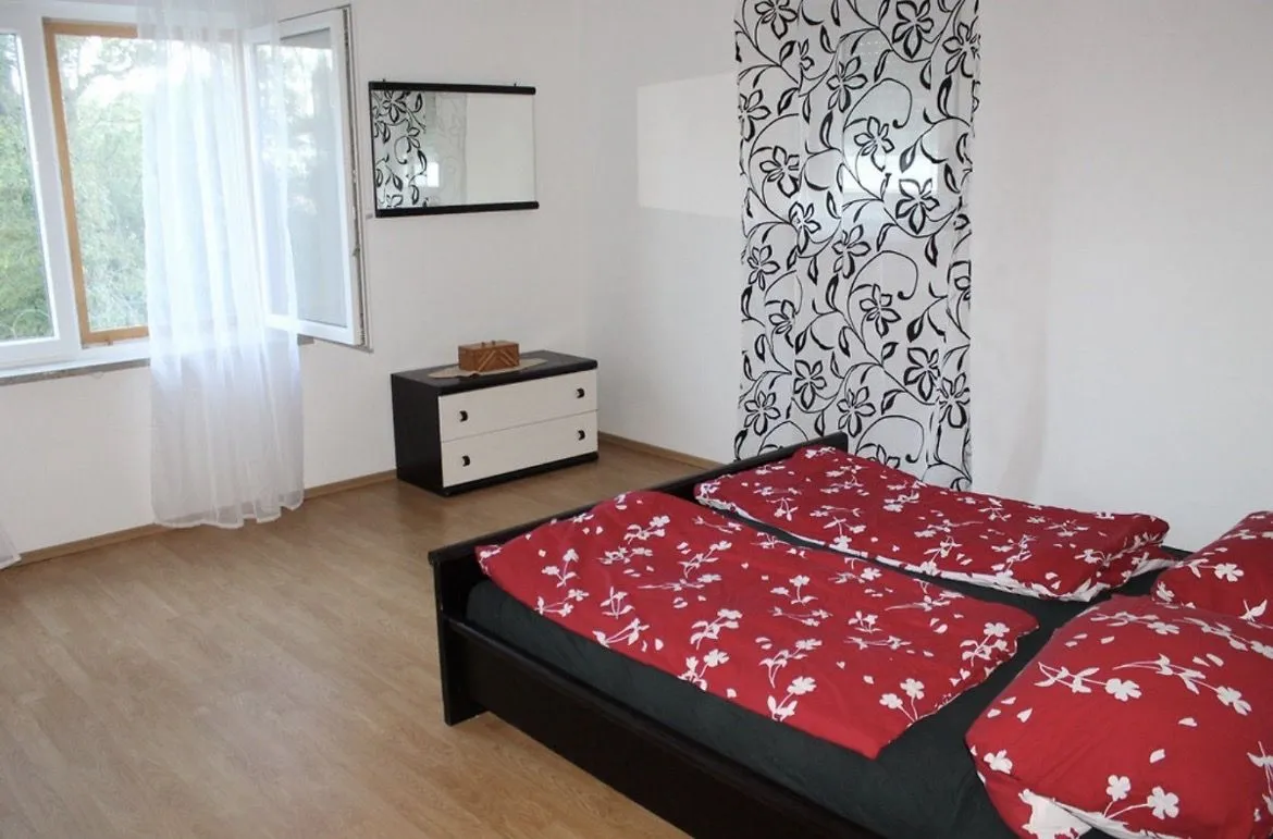 jadranovo, samostojeća kuća s dva stana i prostranom okućnicom - slika 3