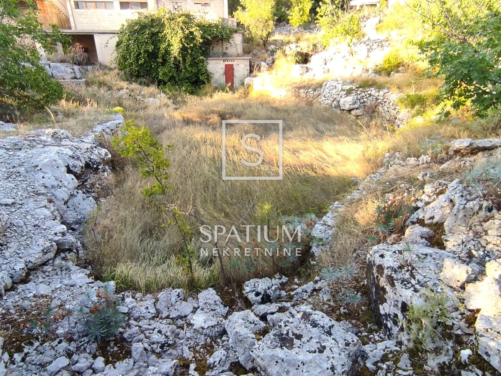 brač, gornji humac nedovršena kuća s velikom okućnicom - slika 15