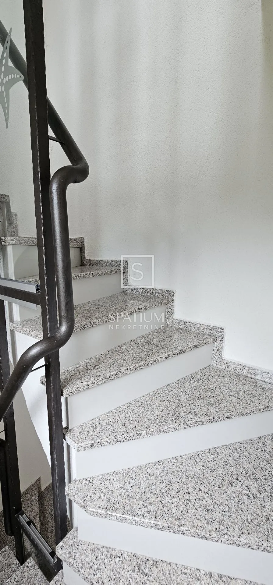 novi vinodolski, novogradnja s tri apartmana u centru - slika 8