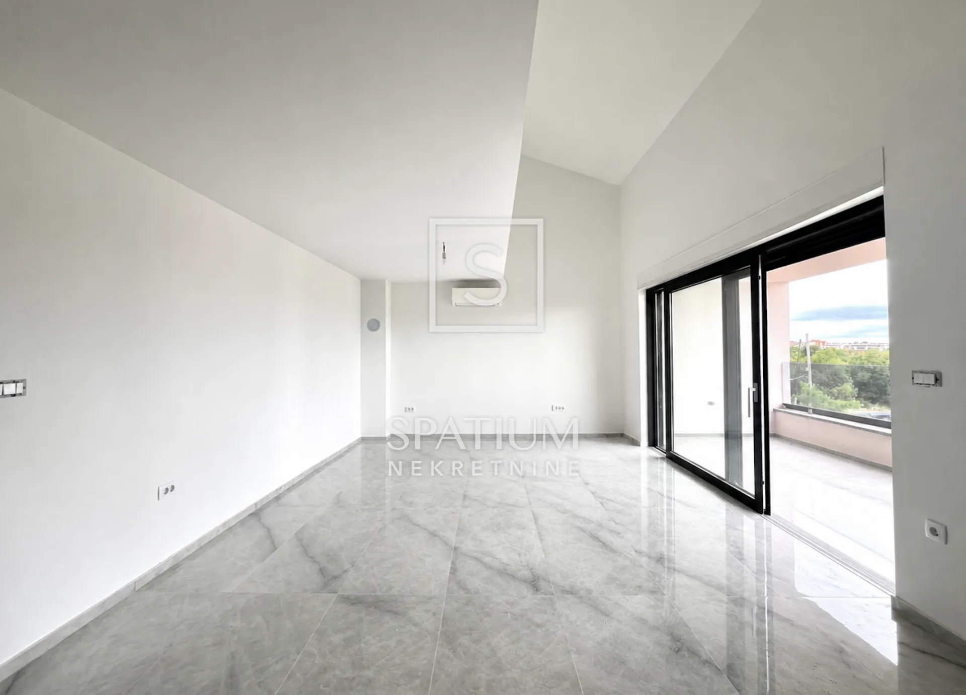 valbandon, stan sa galerijom 138 m2 - slika 1
