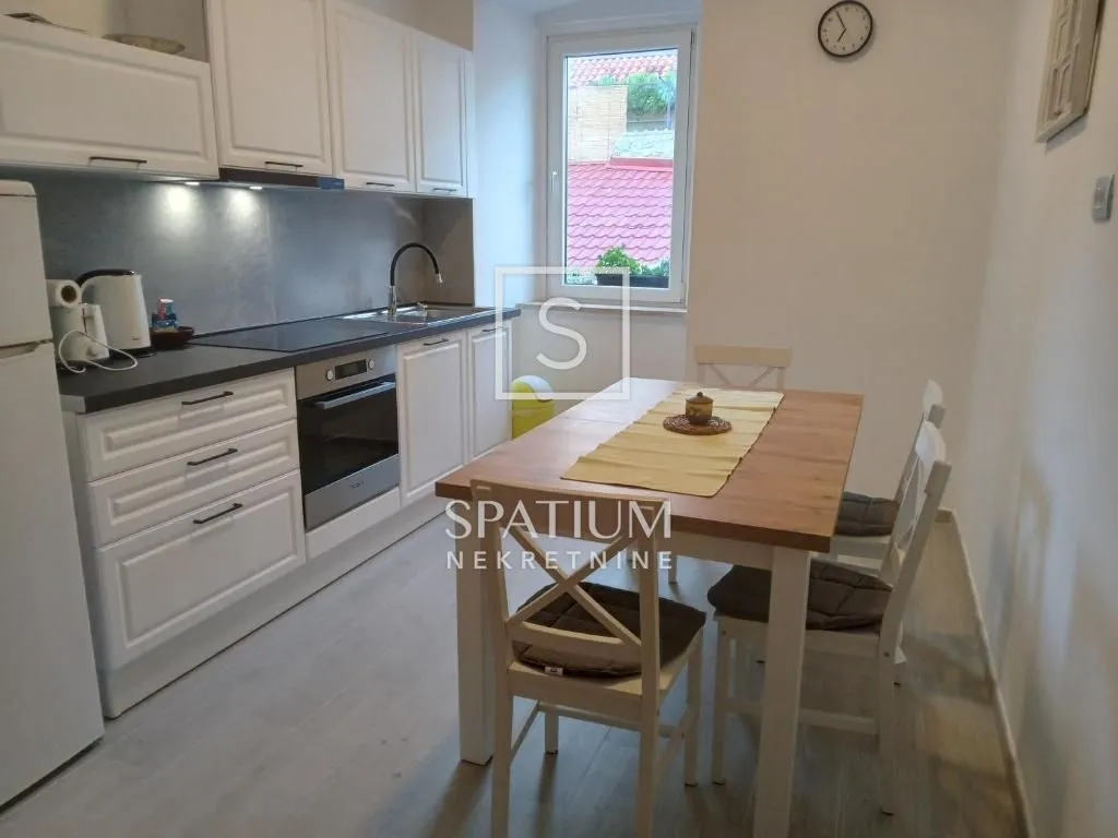 belveder, novoureðen trosoban stan - slika 1