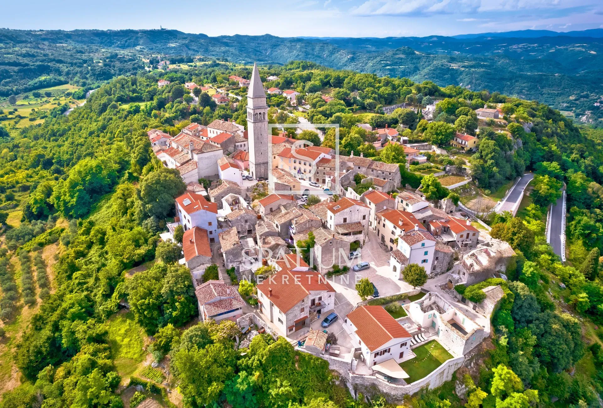 Pićan, Tri Kamene Kuće U Nizu Za Renovaciju S Panoramskim Pogledom