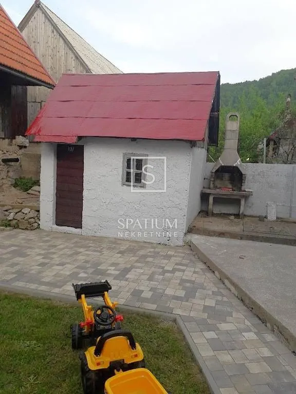 mrkopalj, autohtona kuća u lijepom krajoliku - slika 16