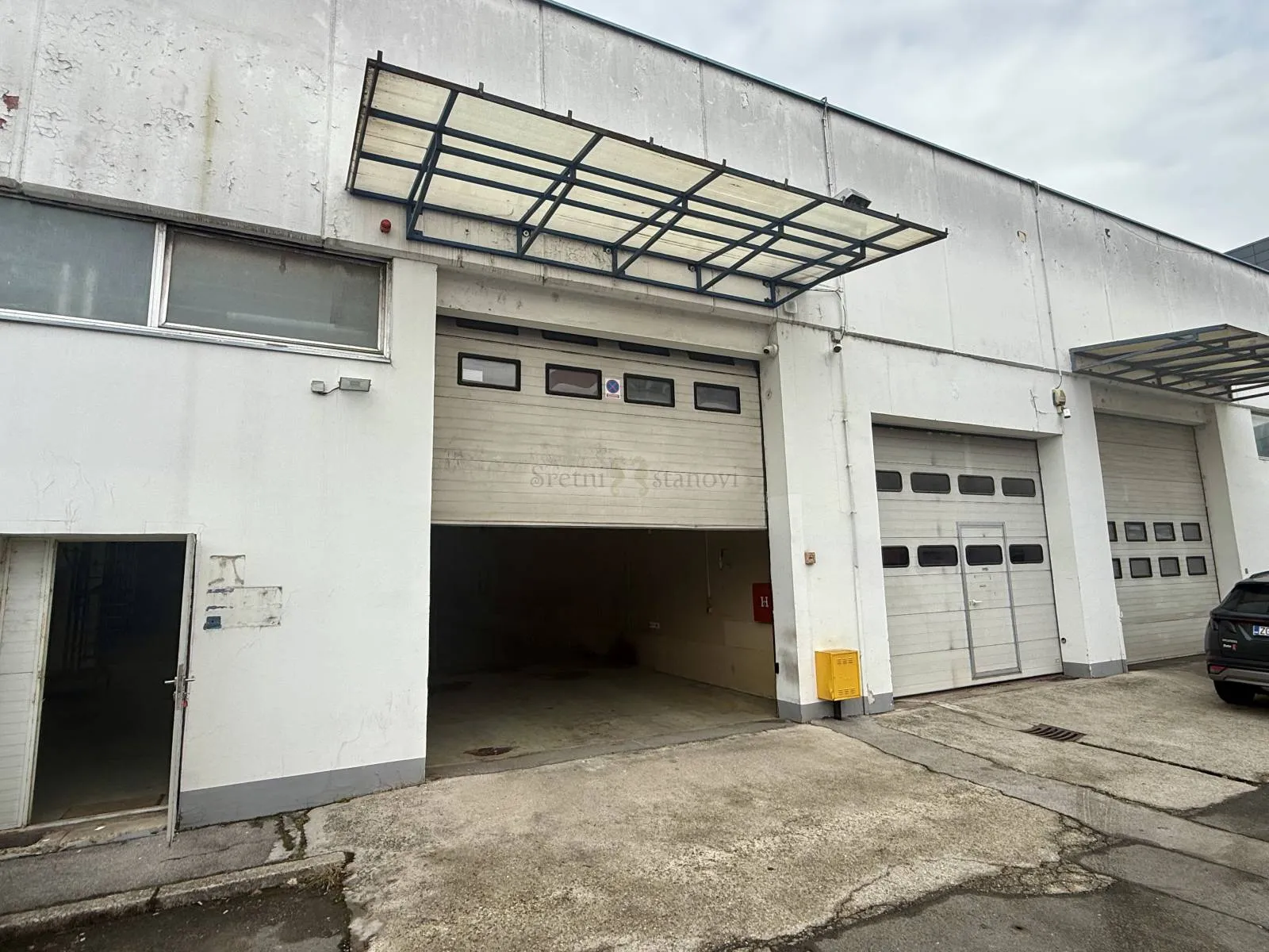 IZNAJMLJUJE SE SKLADIŠTE – 1.700 m² – TRNJE - Zagreb