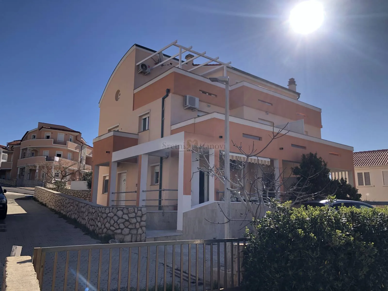 Vidalići, Kuća s 5 apartmana i garažom, drugi red od mora - Vidalići, Novalja