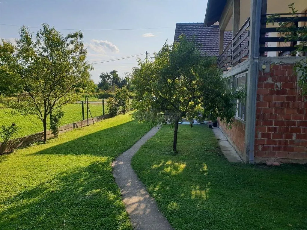 građevinsko zemljište i 2 kuće (2212 m2) - stubičke toplice - slika 6