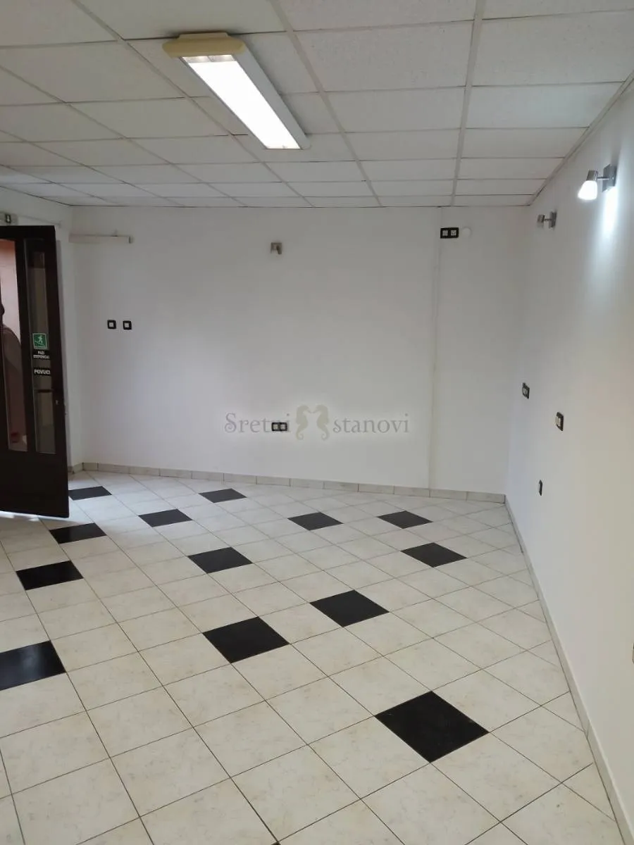 Rijeka, Krimeja, Poslovni prostor 30 m2, wc, parking