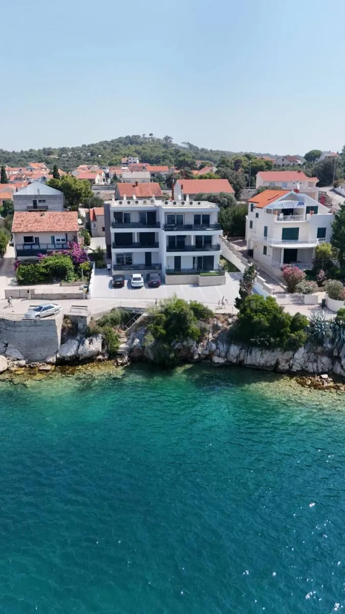 brodarica, novogradnja, prvi red do mora, odličan 2s + db stan - slika 2