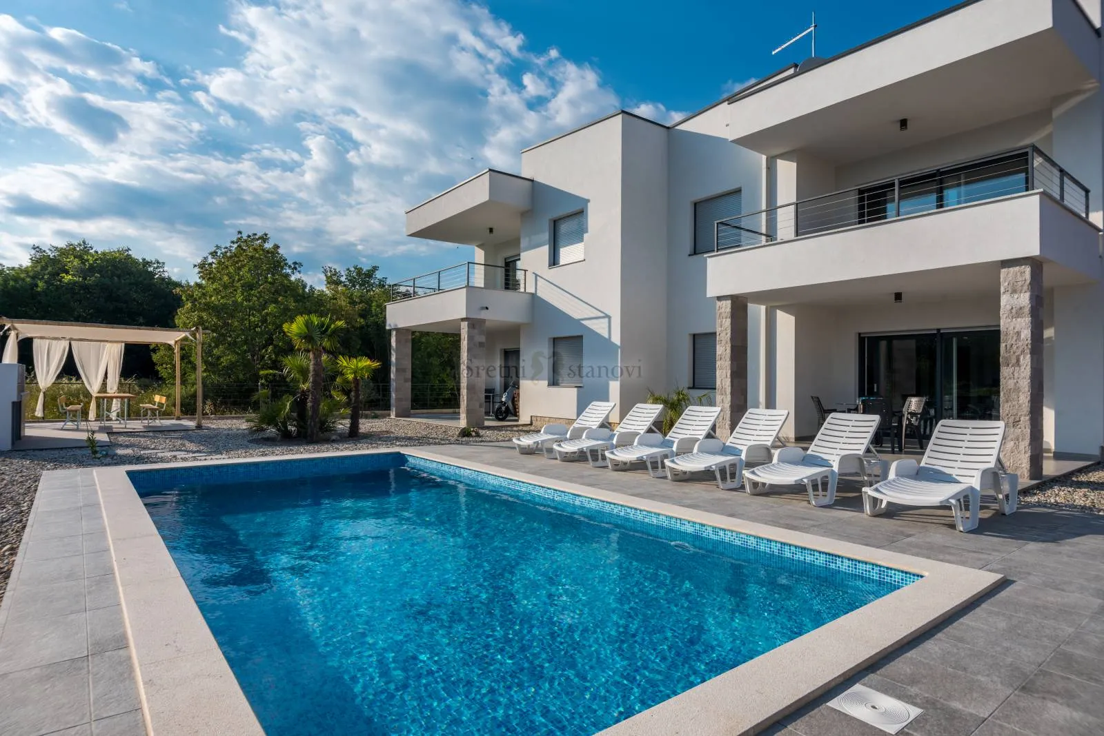 KRK, NOVOGRADNJA, 300 m2, kuća sa četiri stana i bazenom - Brusići, Krk