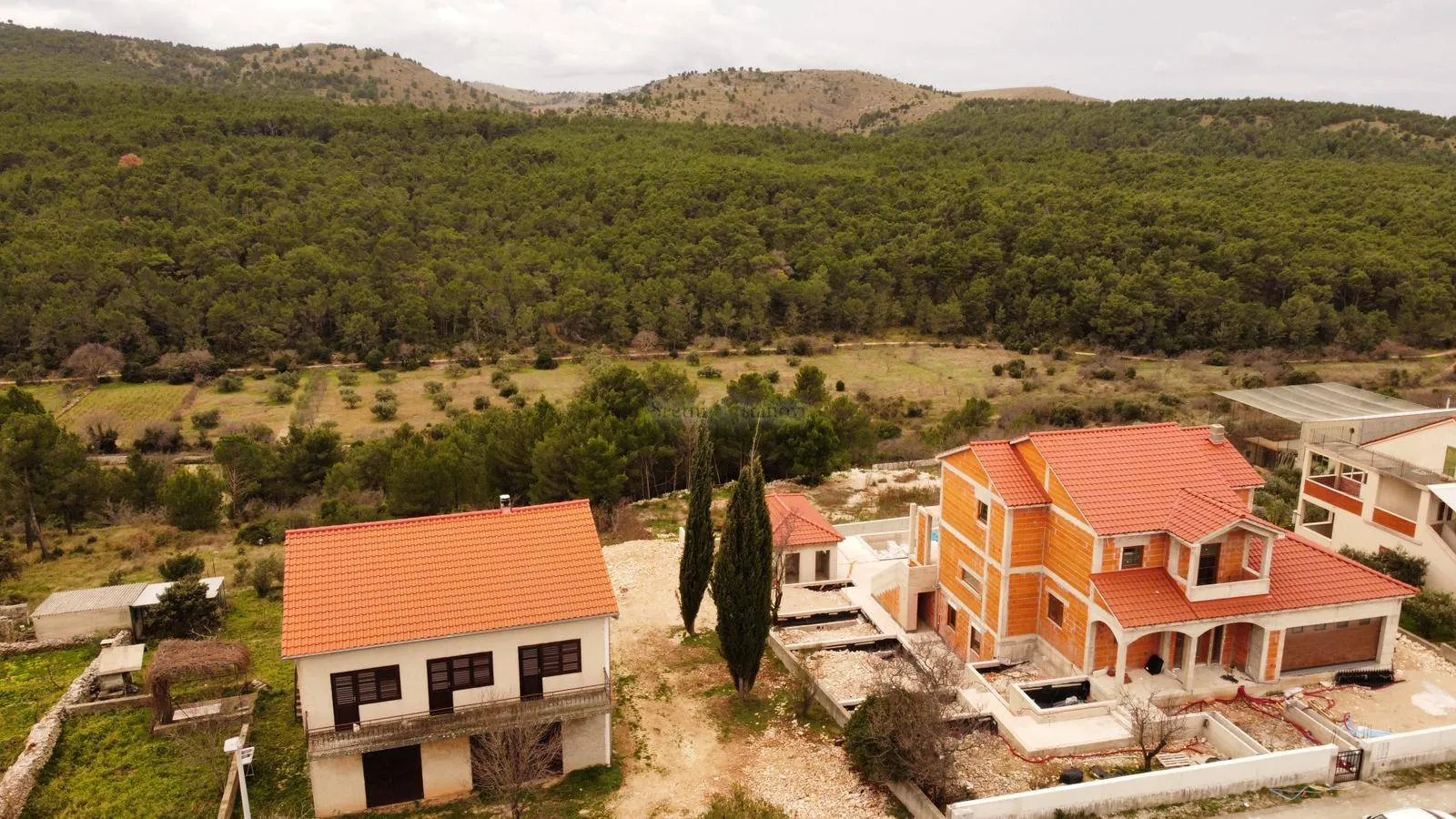 predivna, luksuzna kuća s pomoćnim objektom i bazenom - slika 18