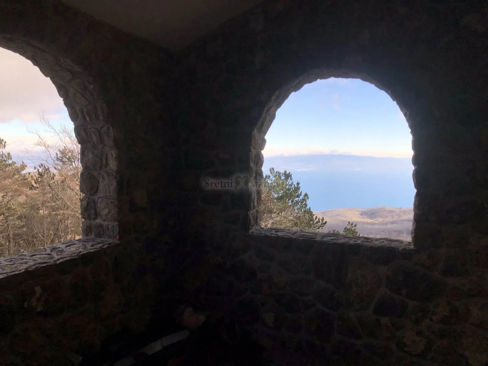 kuća, učka, pogled na more i zaljev, okružena šumom - slika 14