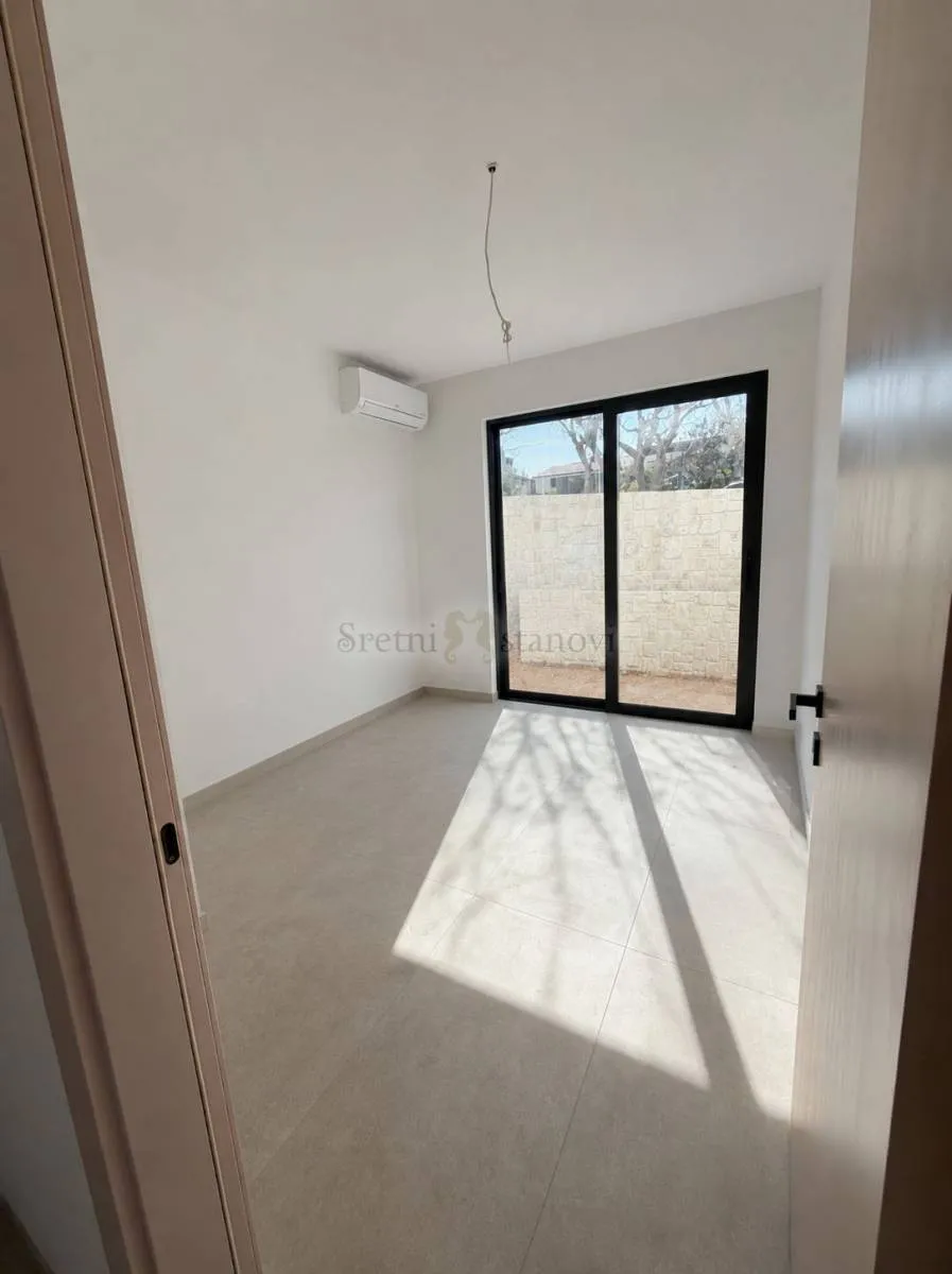 stan 2,stara novalja, 2s+db, prizemlje + velika terasa - slika 10