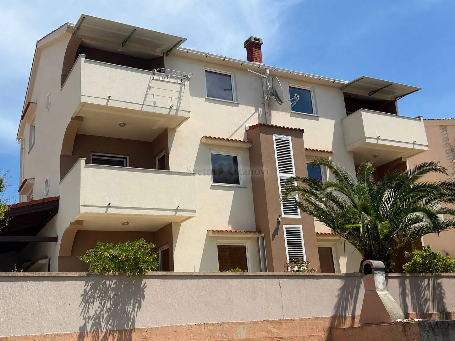STARA NOVALJA, Kuća sa 7 apartmana + dodatni objekt, prilika za investiciju - Stara Novalja, Novalja