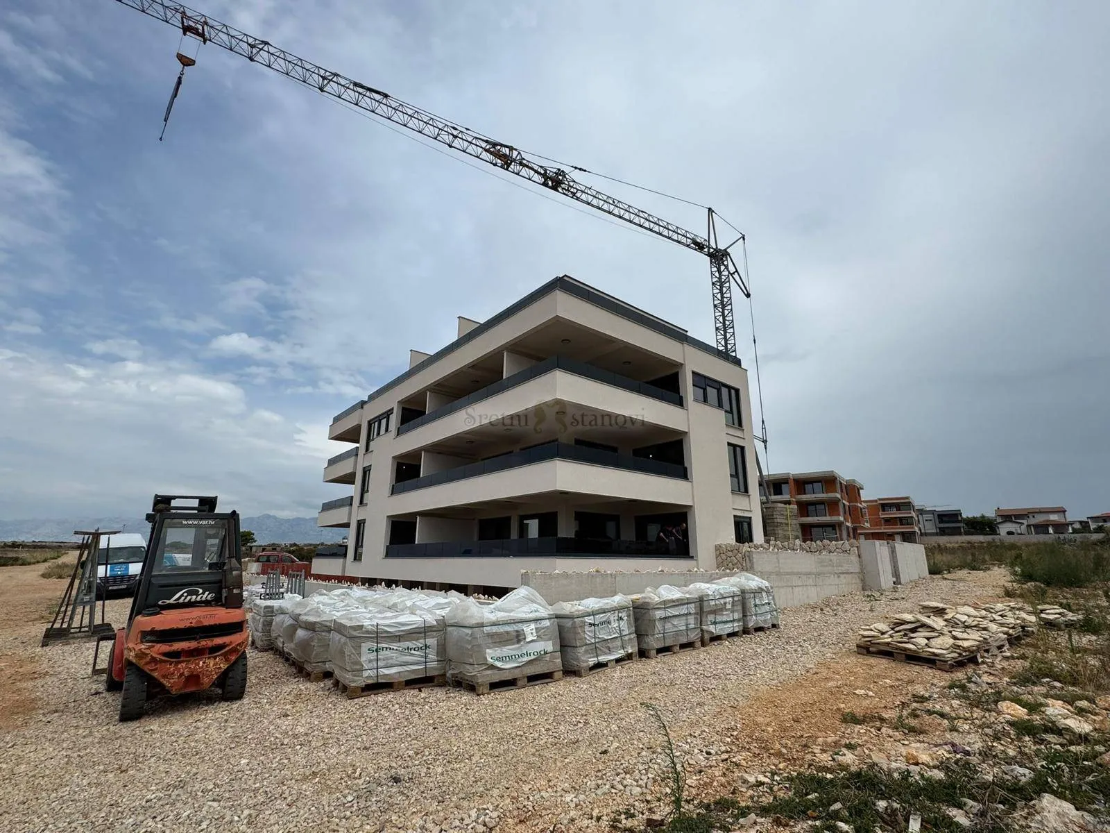 Povljana, otok Pag, 2S+DB, prizemlje sa dvorištem,novogradnja s liftom