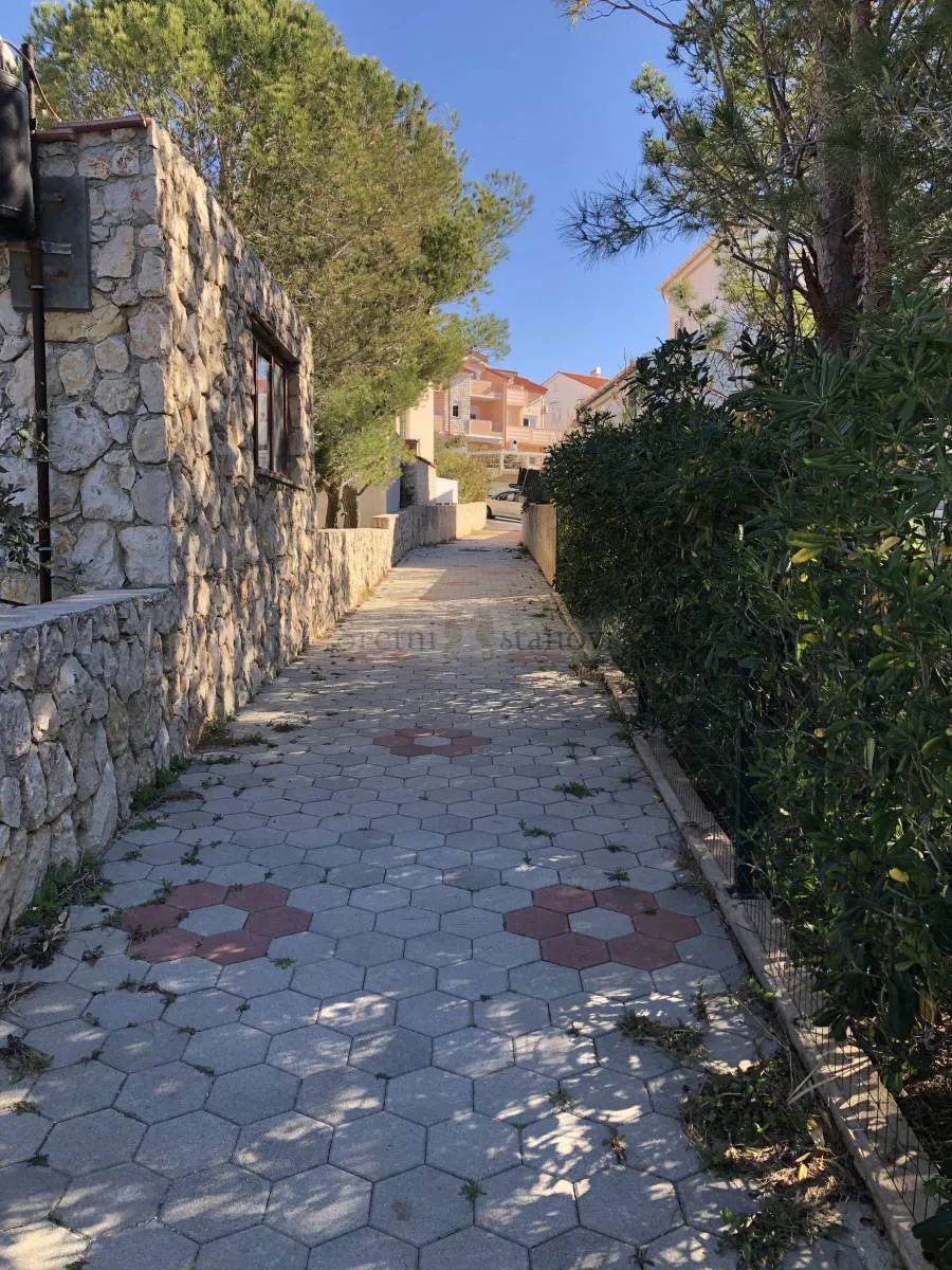 vidalići, kuća s 5 apartmana i garažom, drugi red od mora - slika 11