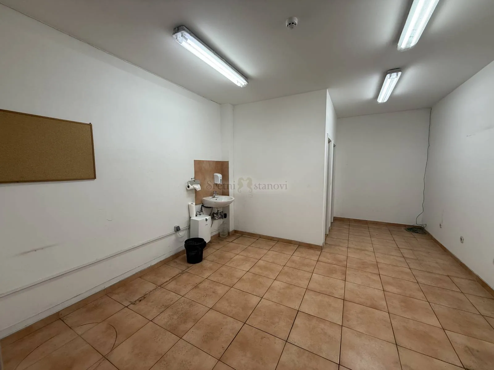 iznajmljuje se skladište – 1.700 m² – trnje - slika 17