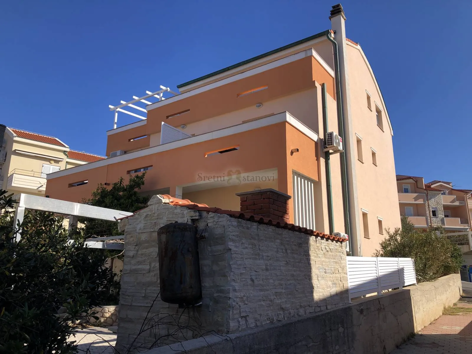 vidalići, kuća s 5 apartmana i garažom, drugi red od mora - slika 6