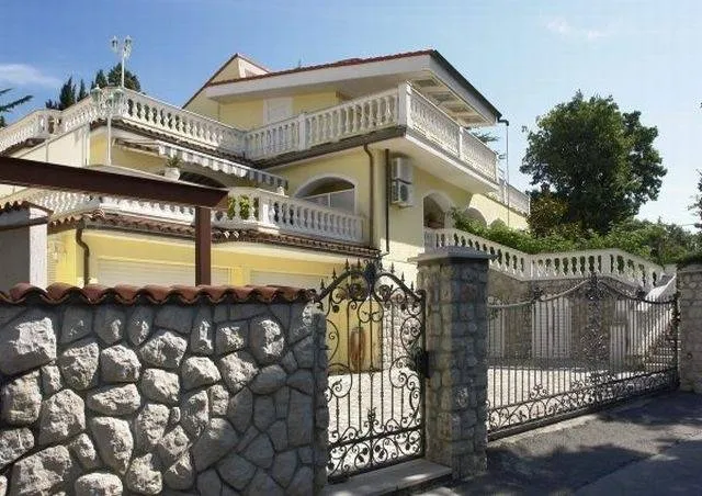 kostrena,villa kraj mora s bazenom i okućnicom - slika 2
