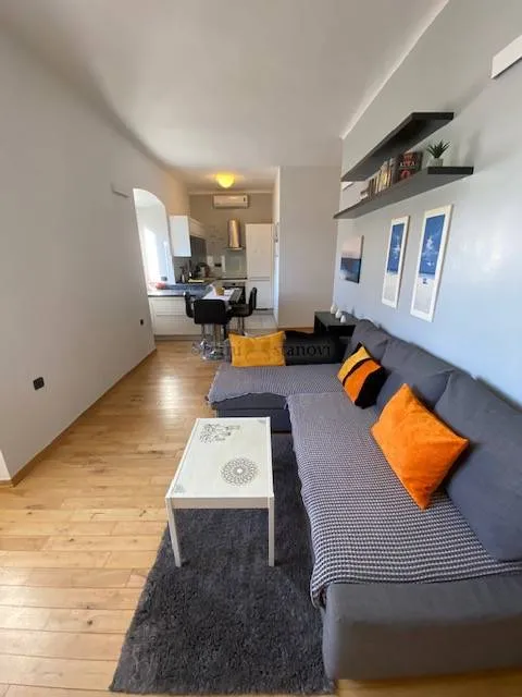 rijeka,strogi centar, najam, 53 m2, 2s+db - slika 2