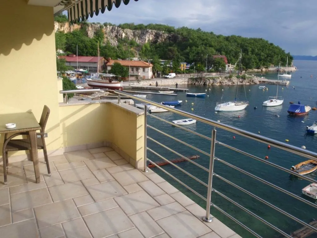 kostrena, stan na plaži , 60m2 +8 m2 terase - slika 1