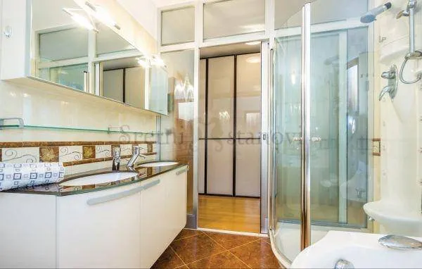 martinkovac, dvoetažni stan u kući s bazenom, 200 m2 - slika 10