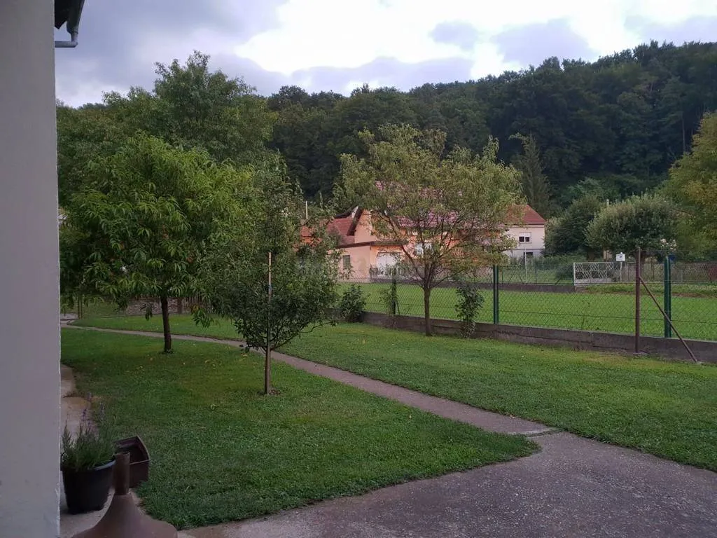 građevinsko zemljište i 2 kuće (2212 m2) - stubičke toplice - slika 5
