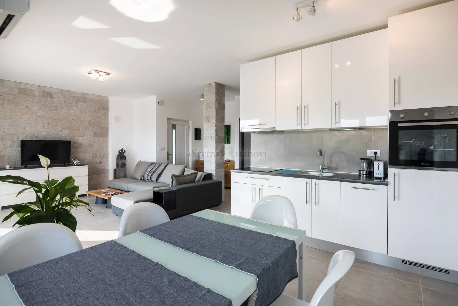 krk, novogradnja, 300 m2, kuća sa četiri stana i bazenom - slika 12