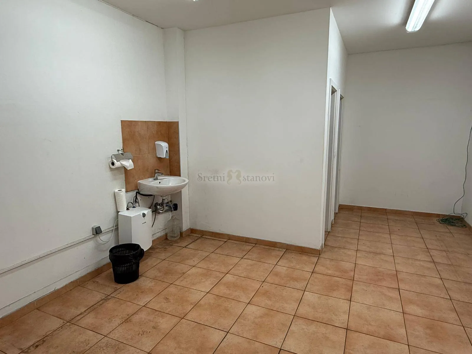 iznajmljuje se skladište – 1.700 m² – trnje - slika 18