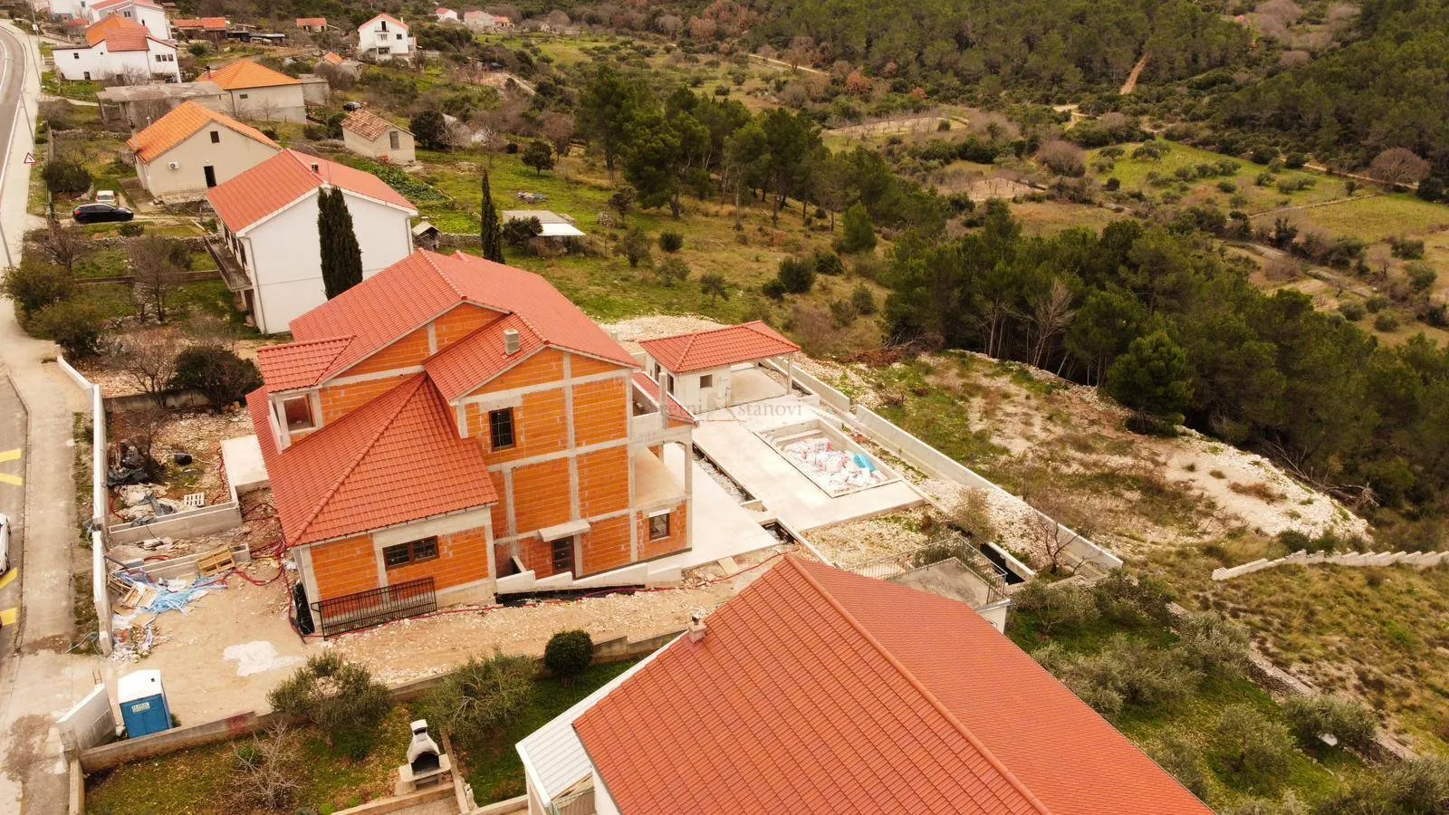 predivna, luksuzna kuća s pomoćnim objektom i bazenom - slika 19