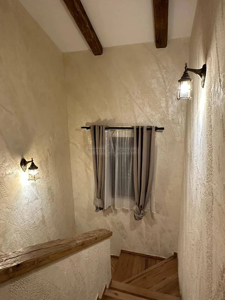 luksuzna rustikalna vila s bazenom - slika 34