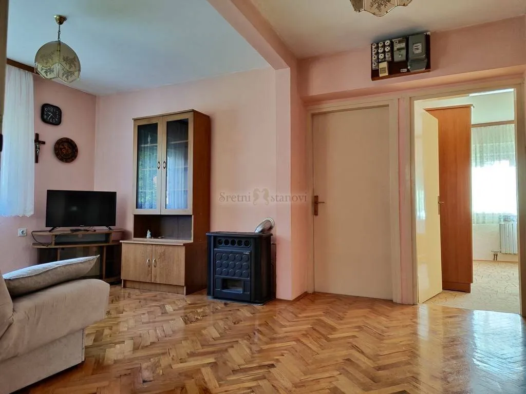 građevinsko zemljište i 2 kuće (2212 m2) - stubičke toplice - slika 11