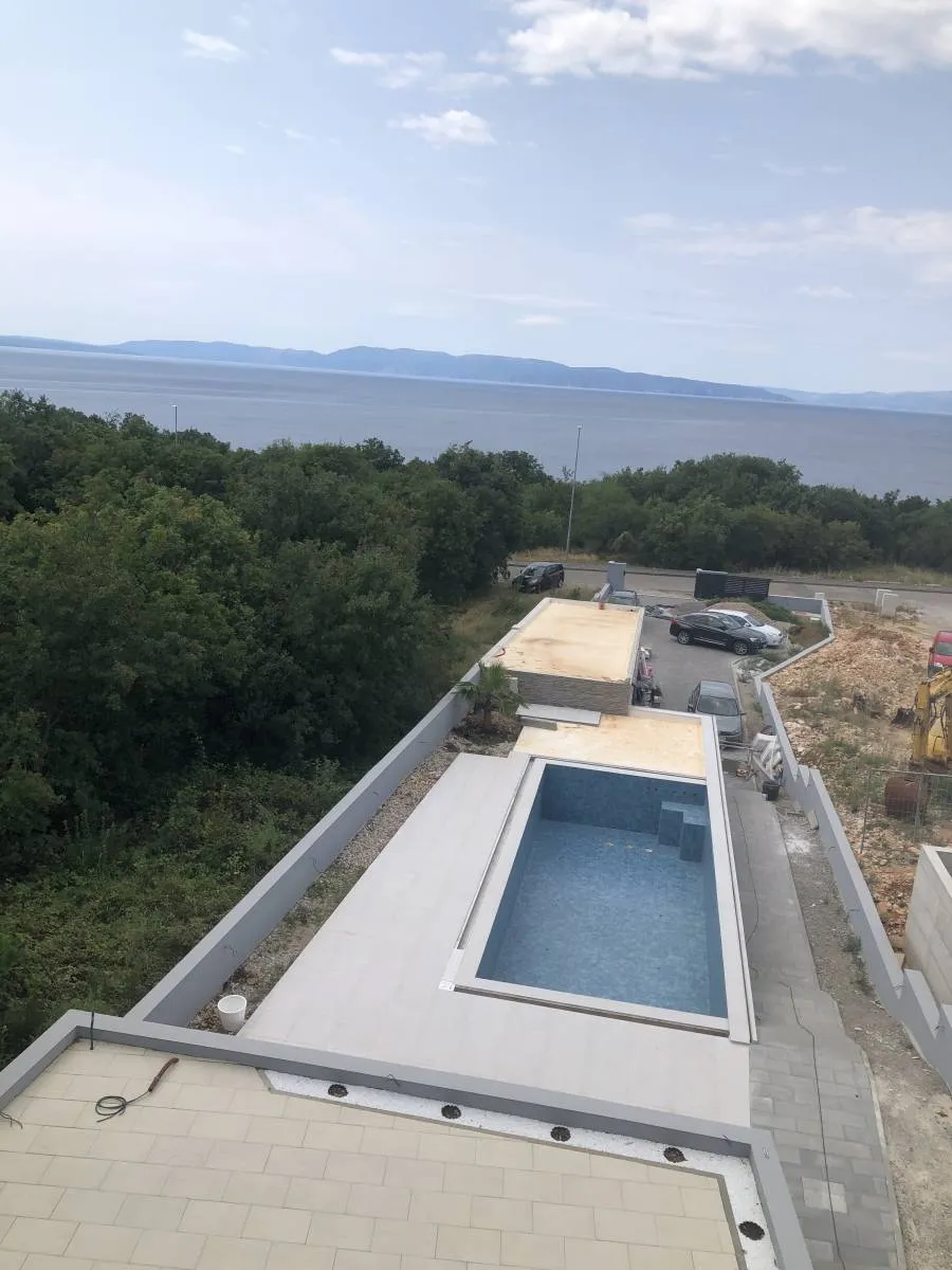 kostrena, novogradnja, kuća sa 2 stana, bazenom i depadansom - slika 19