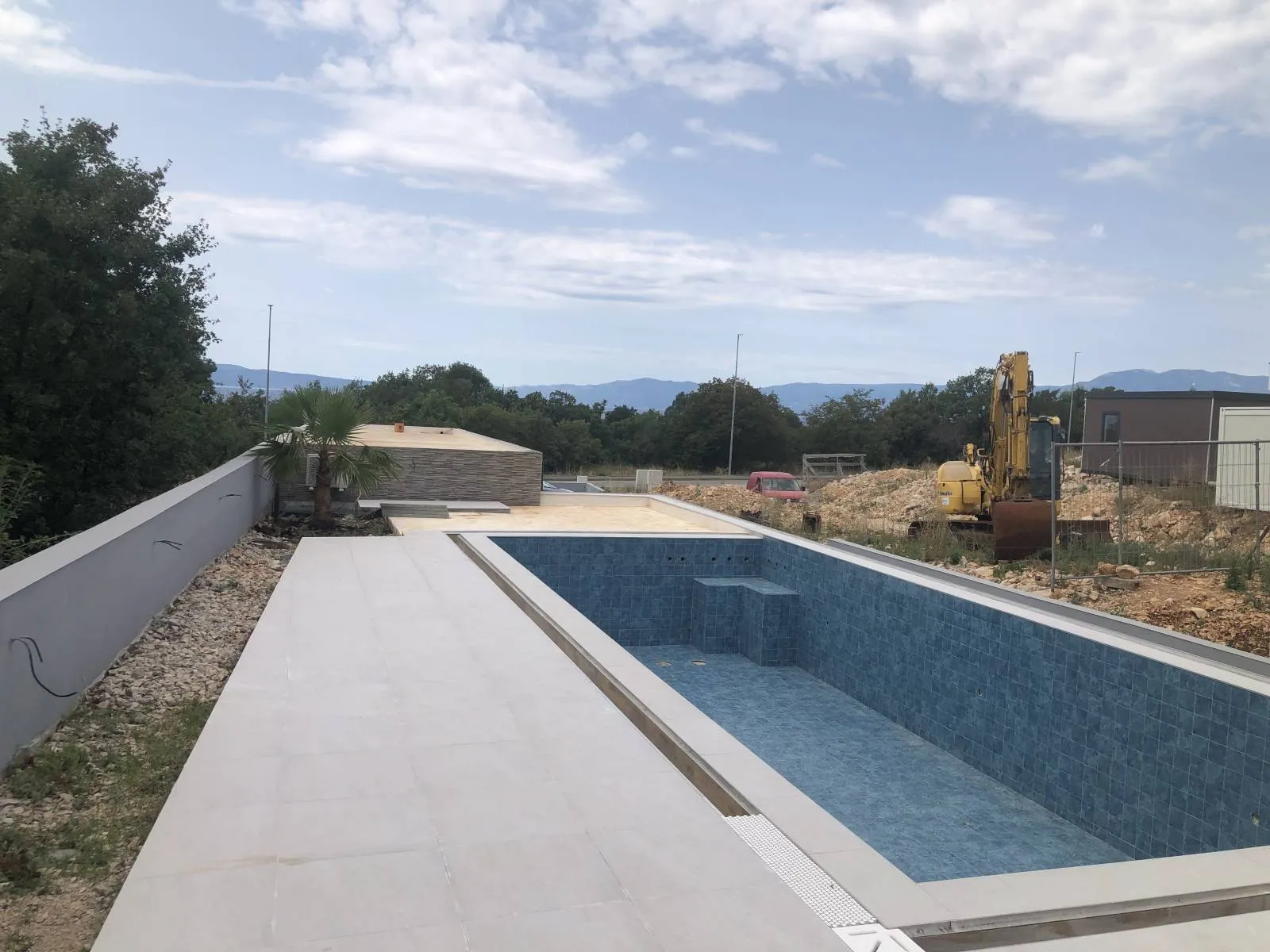 kostrena, novogradnja, kuća sa 2 stana, bazenom i depadansom - slika 17