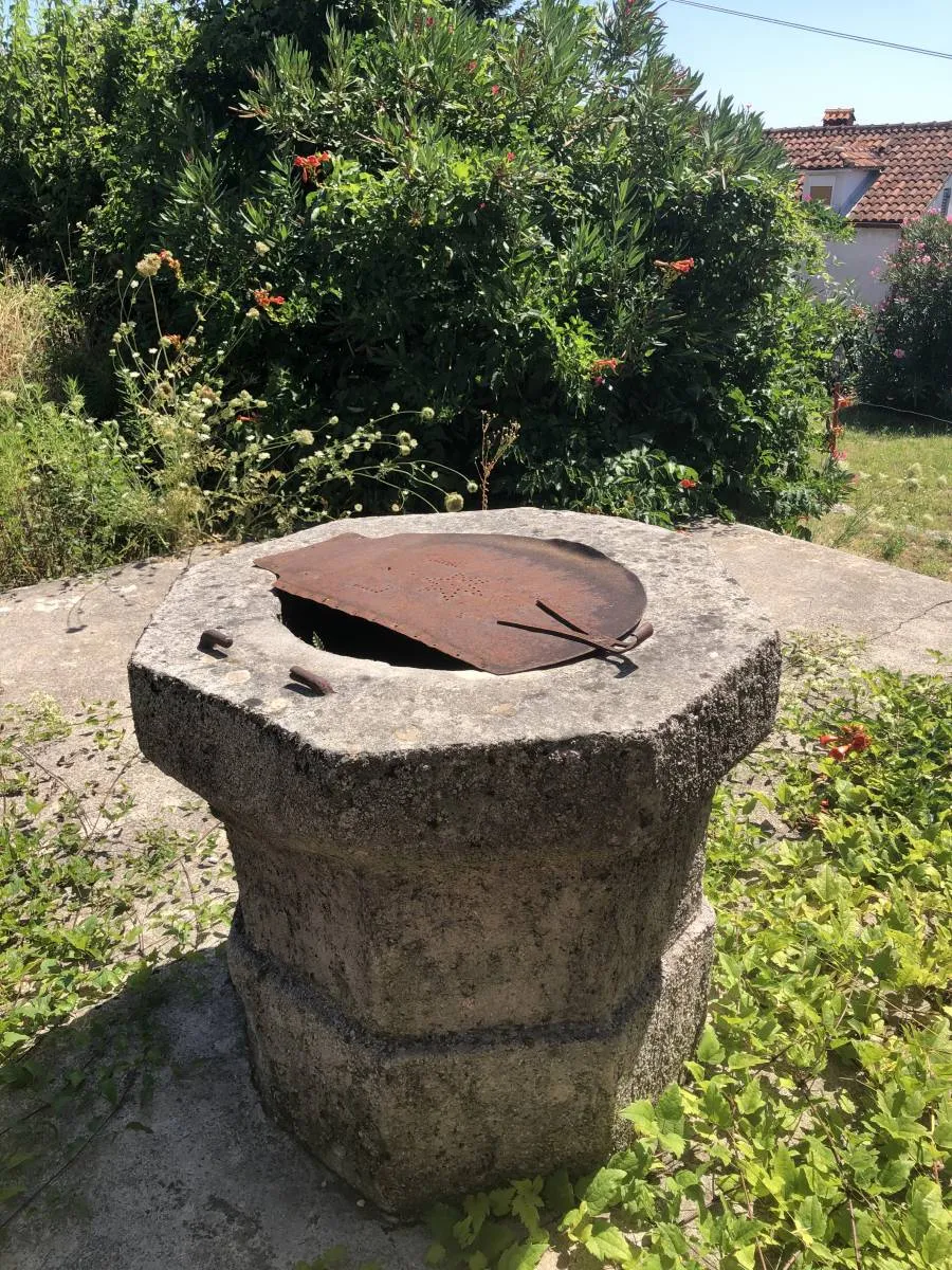 pobri, starina na parceli od 700m2 pogled na more - slika 3