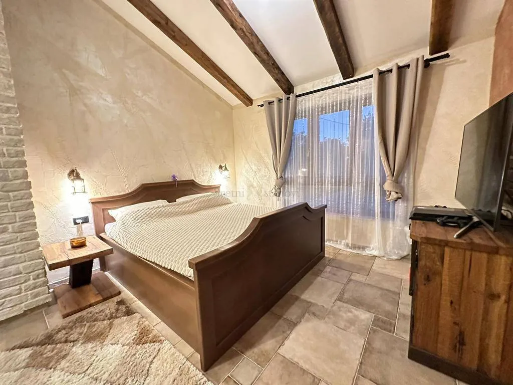 luksuzna rustikalna vila s bazenom - slika 28
