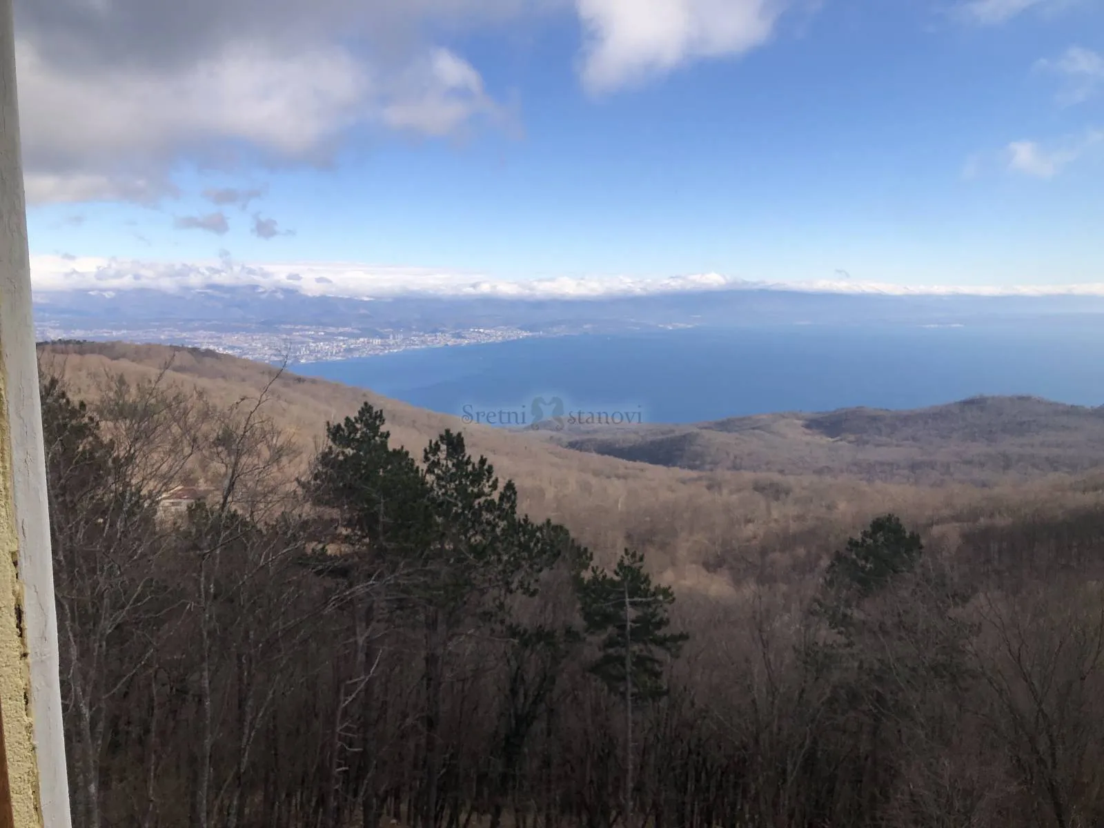 kuća, učka, pogled na more i zaljev, okružena šumom - slika 19
