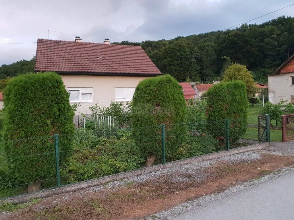 građevinsko zemljište i 2 kuće (2212 m2) - stubičke toplice - slika 3
