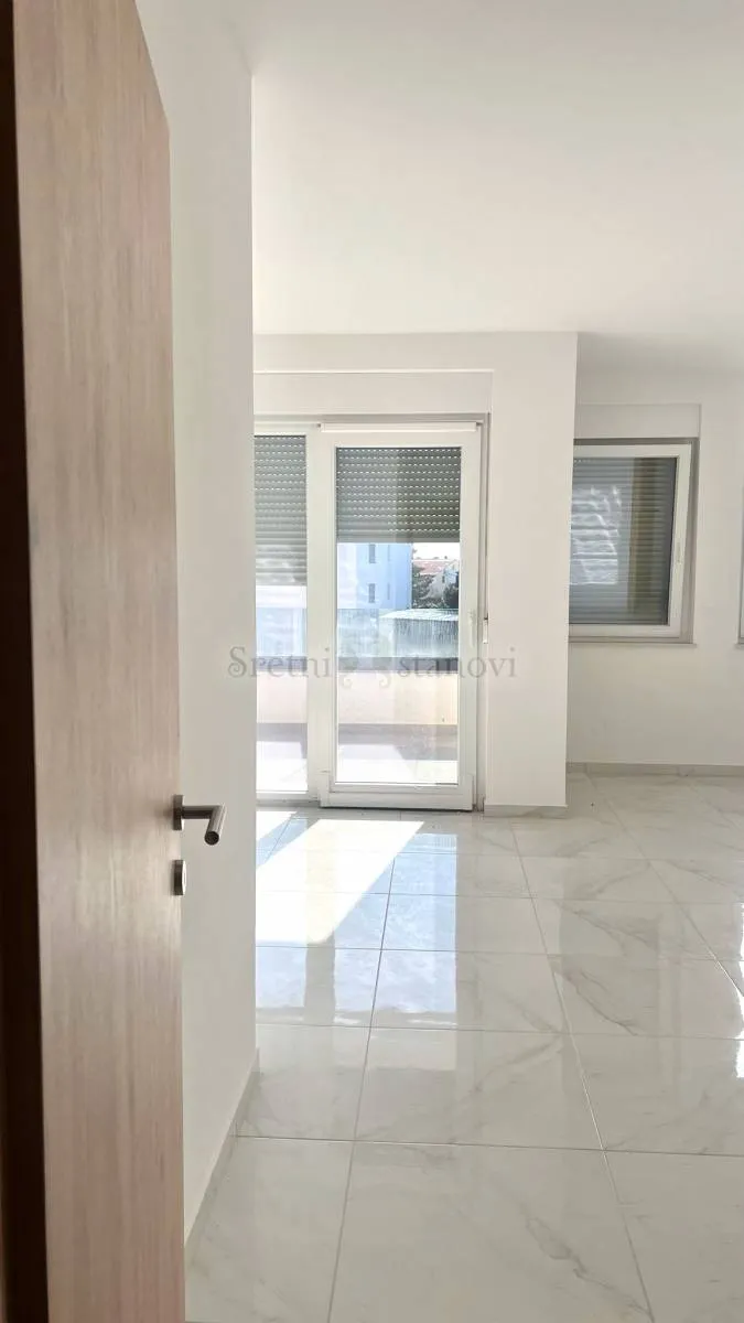 stan novogradnja novalja, otok pag, 2s+db, bazen - slika 1