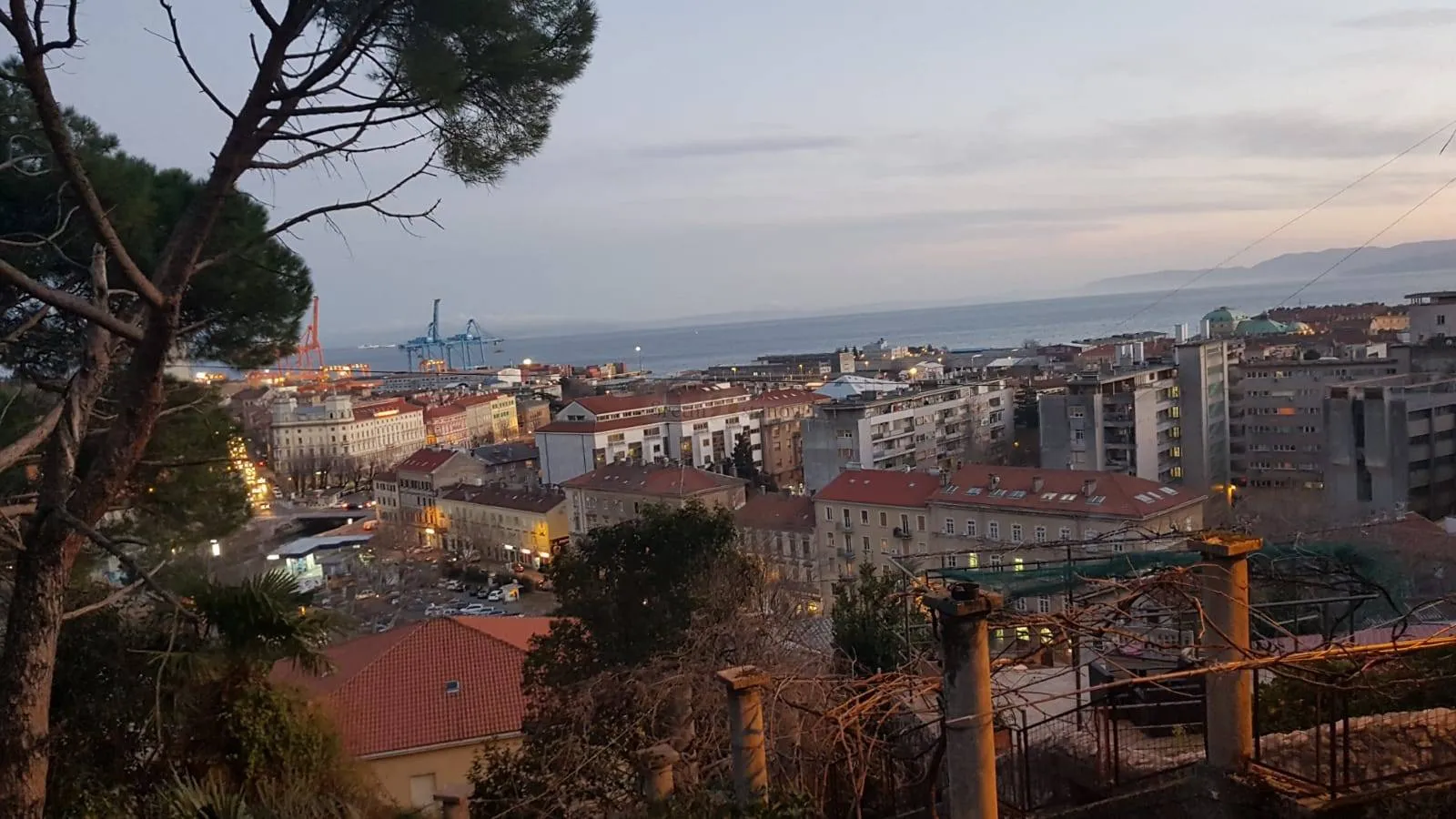 centar, luksuzn stan,112 m2, 2s+db, s balkonom i pogledom - slika 12