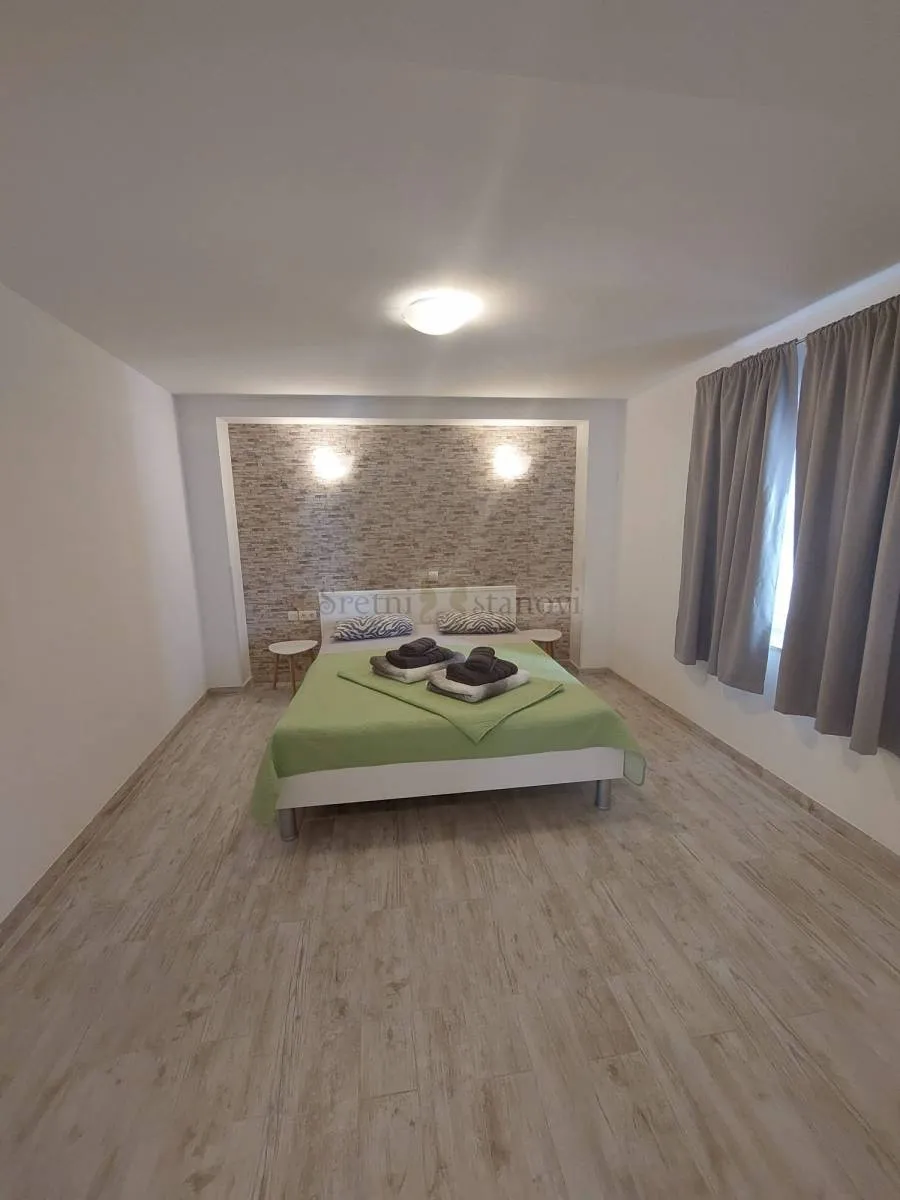 kuća,novalja-centar, dva prostrana stana s velikim dvorištem - slika 10
