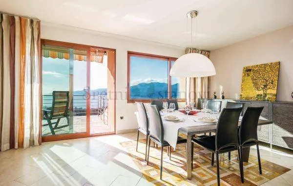 Martinkovac, dvoetažni stan u kući s bazenom, 200 m2 - Rijeka