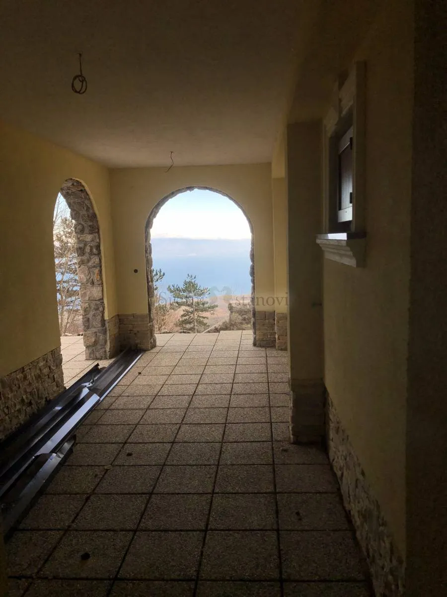 kuća, učka, pogled na more i zaljev, okružena šumom - slika 12
