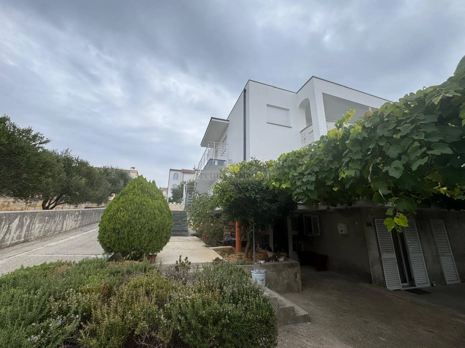 Novalja, Kuća s 4 apartmana, blizina i pogled na more
