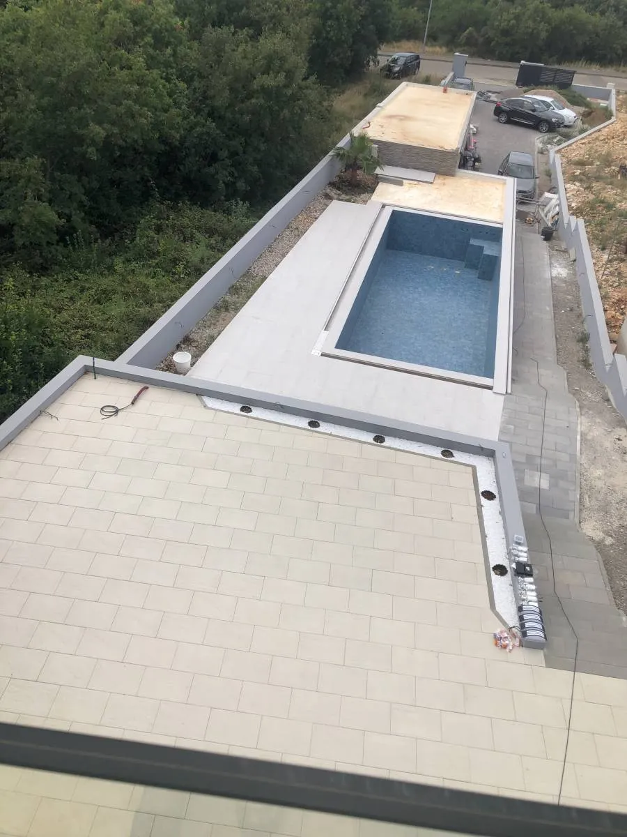 kostrena, novogradnja, kuća sa 2 stana, bazenom i depadansom - slika 18