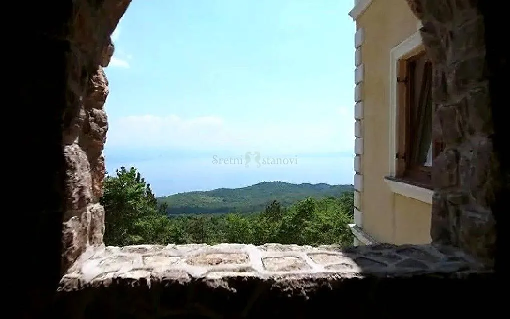 kuća, učka, pogled na more i zaljev, okružena šumom - slika 36