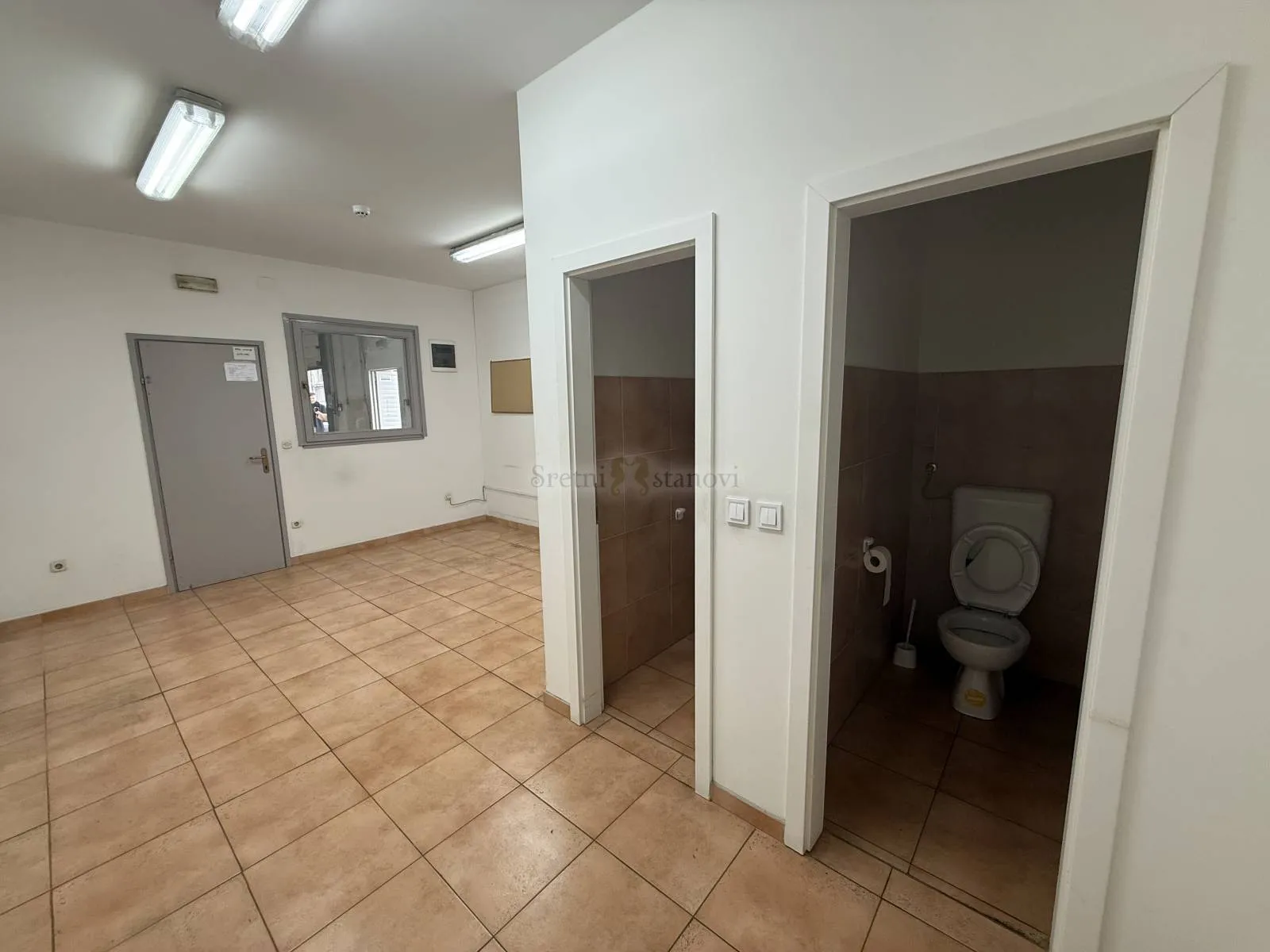 iznajmljuje se skladište – 1.700 m² – trnje - slika 19